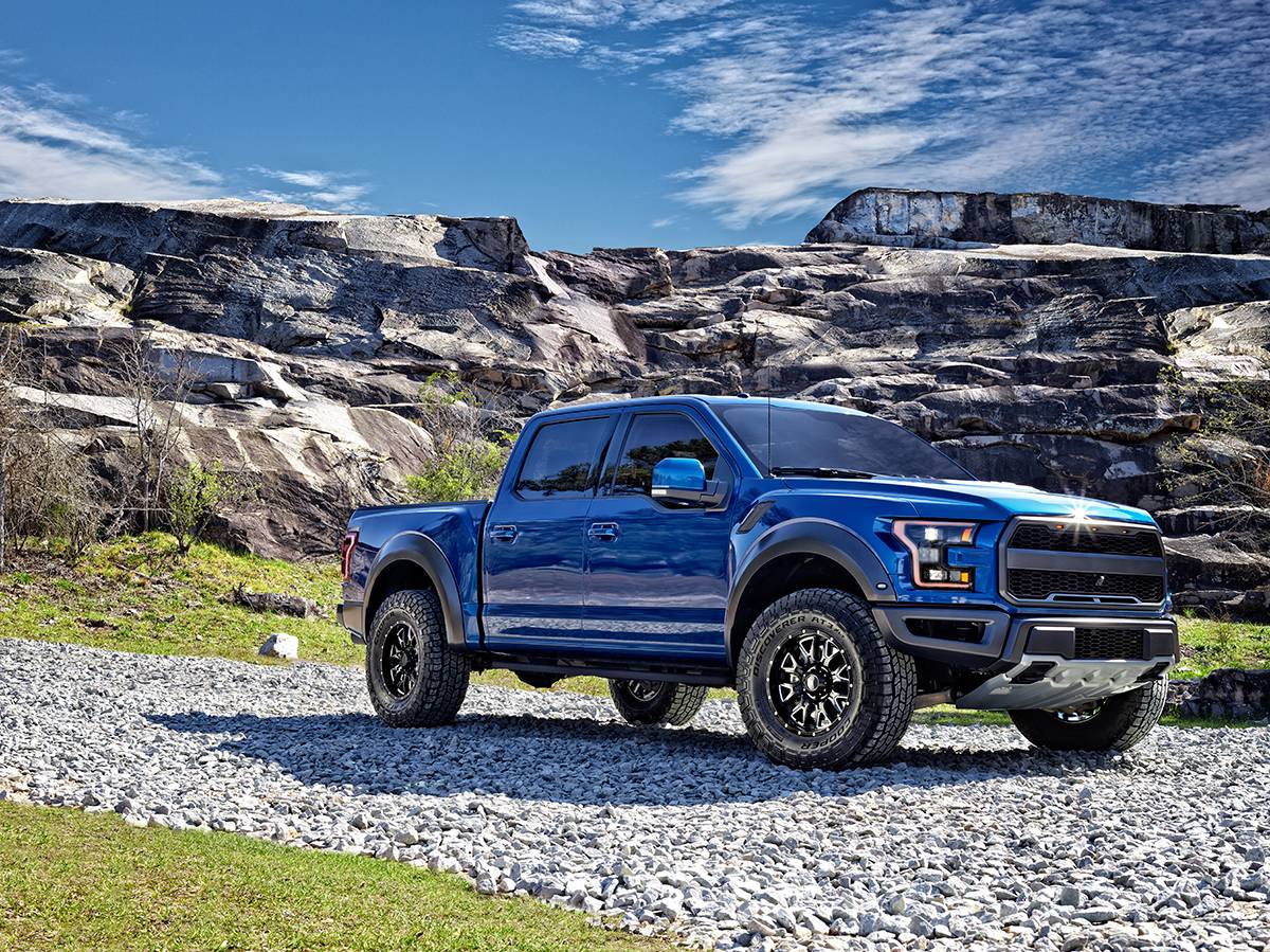 DISCOVERER AT3 LT 4S 装着 — Ford F-150 Raptor 岩場シーン