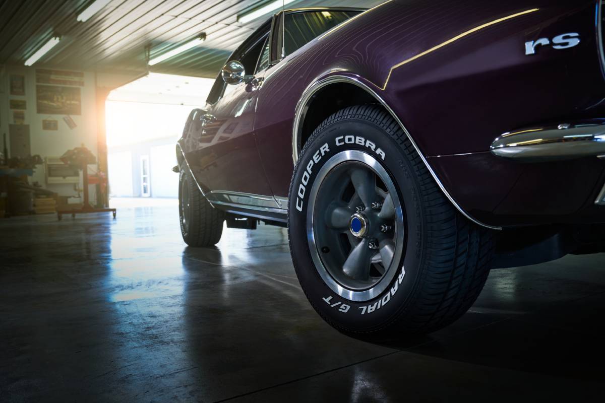 COBRA RADIAL G/T 装着 — Camaro RS ローアングルタイヤクローズアップ
